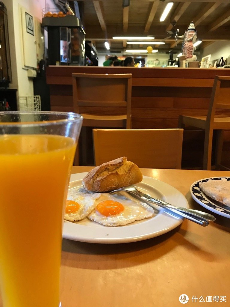 早餐继续是煎鸡蛋和橙汁