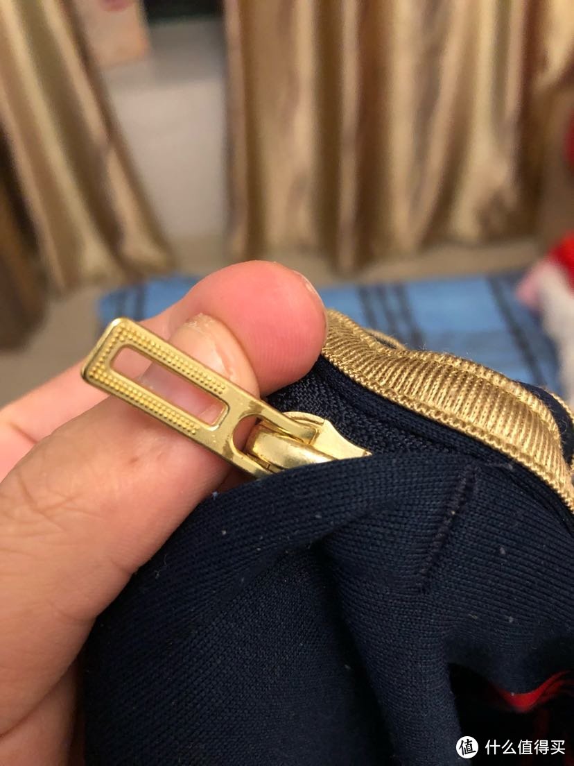 两侧口袋的拉链可以说很细节了，也是金色的，还有防滑块，毕竟纪念款