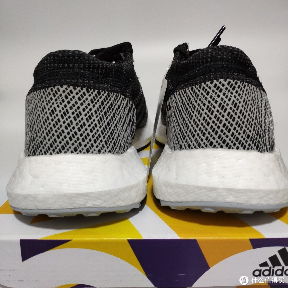 三百多的adidas pureboost go 运动鞋并附上与pure