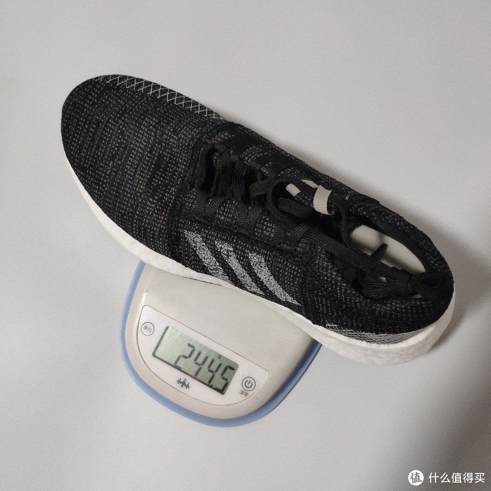 全boost中低的鞋子重量不会太轻，单鞋重量244.5g，毕竟定位城市跑鞋