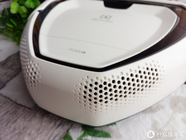 伊莱克斯PUREi9智能机器人吸尘器，开启优雅的清洁模式