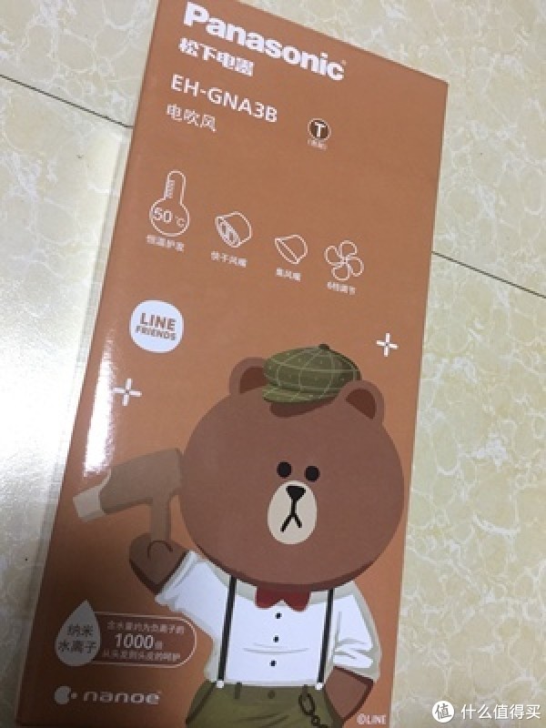 给你看一下外包装，一个小熊拿着电吹风。