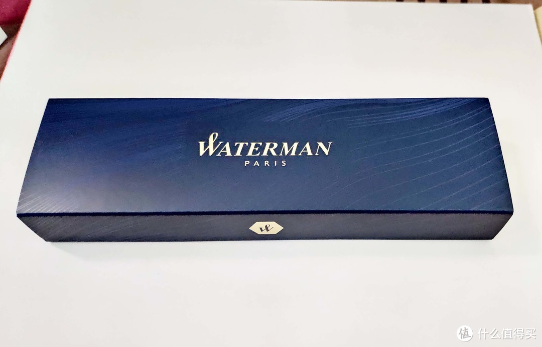 抽出里面的盒子，蓝色WATERMAN标准的盒子