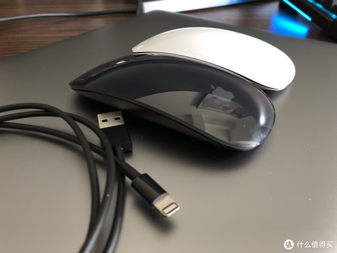 Magic Mouse2 标配必买产品，这次骚了一下买了太空灰，其实就是黑色，标配的雷电口黑色充电线比较少见，收藏起来了。