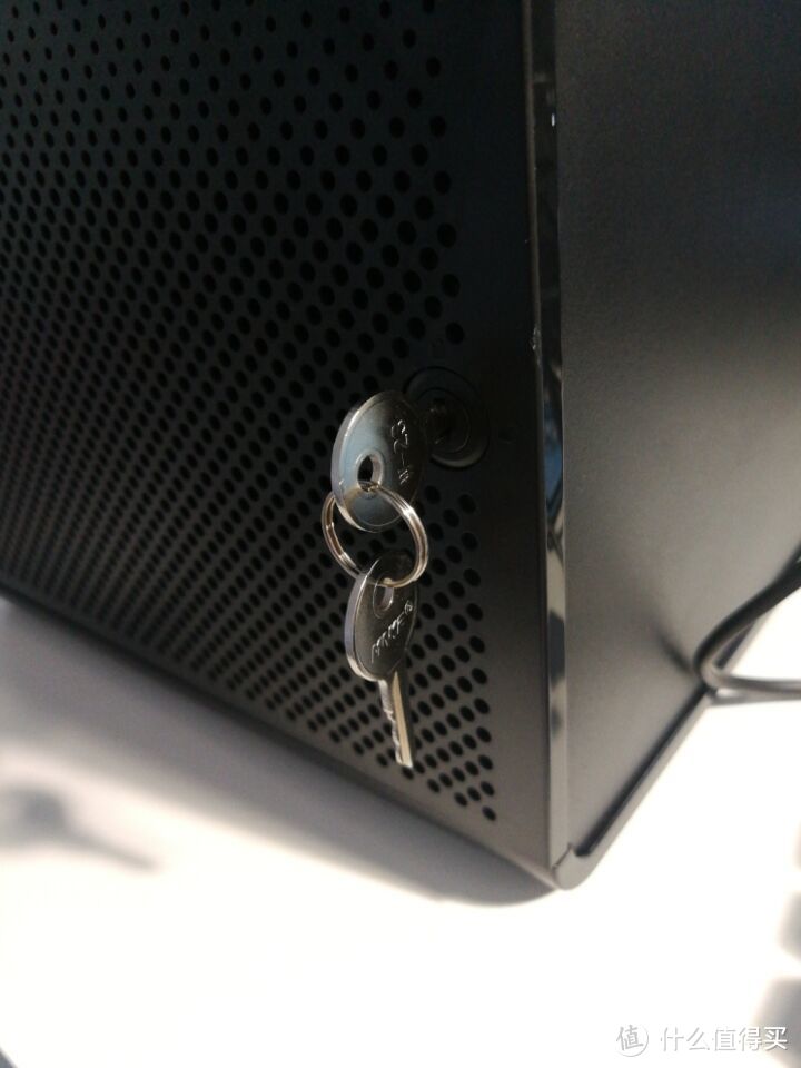 还有一把小钥匙，用于锁住硬盘笼