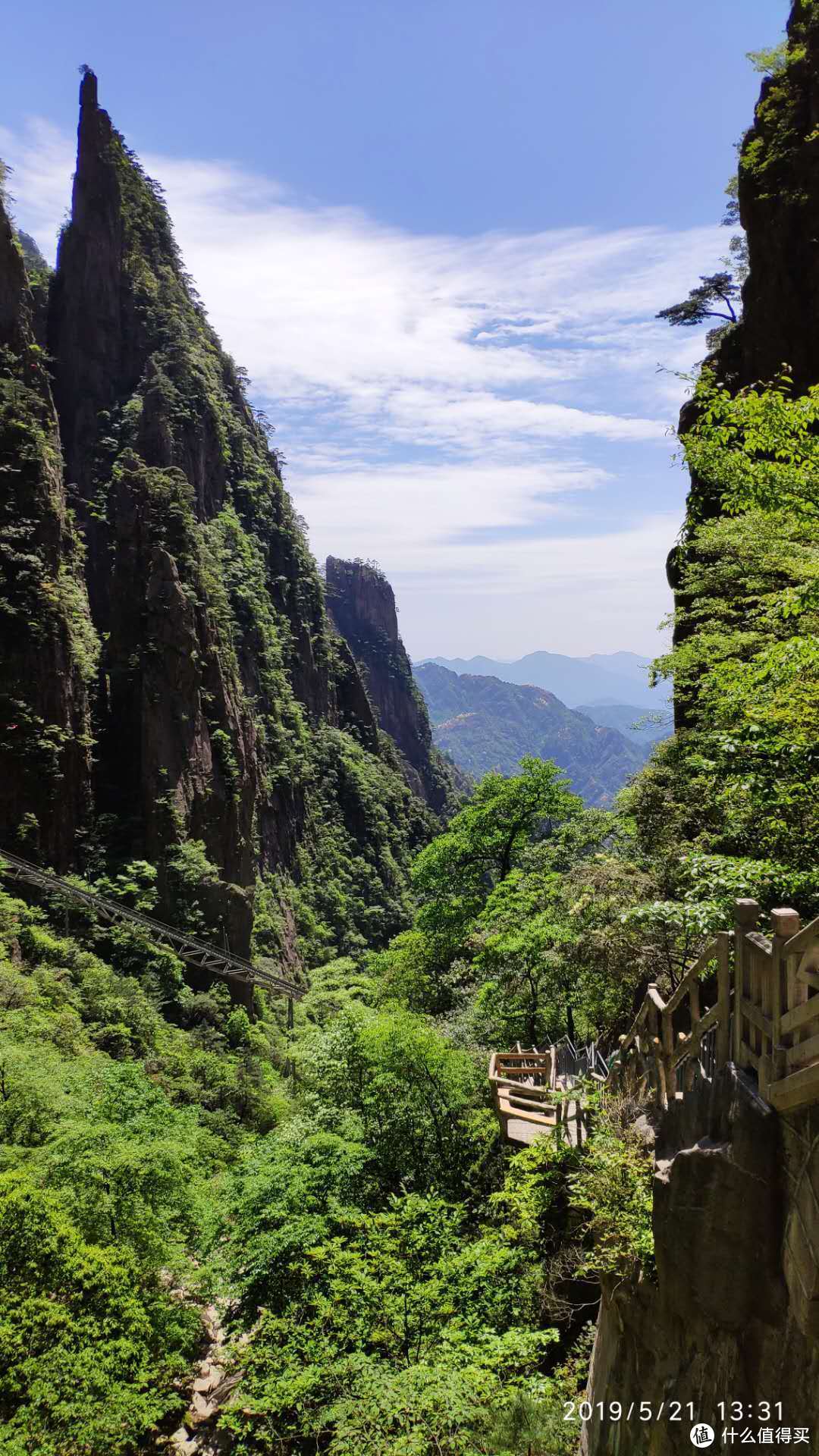 峡谷底部及小火车轨道