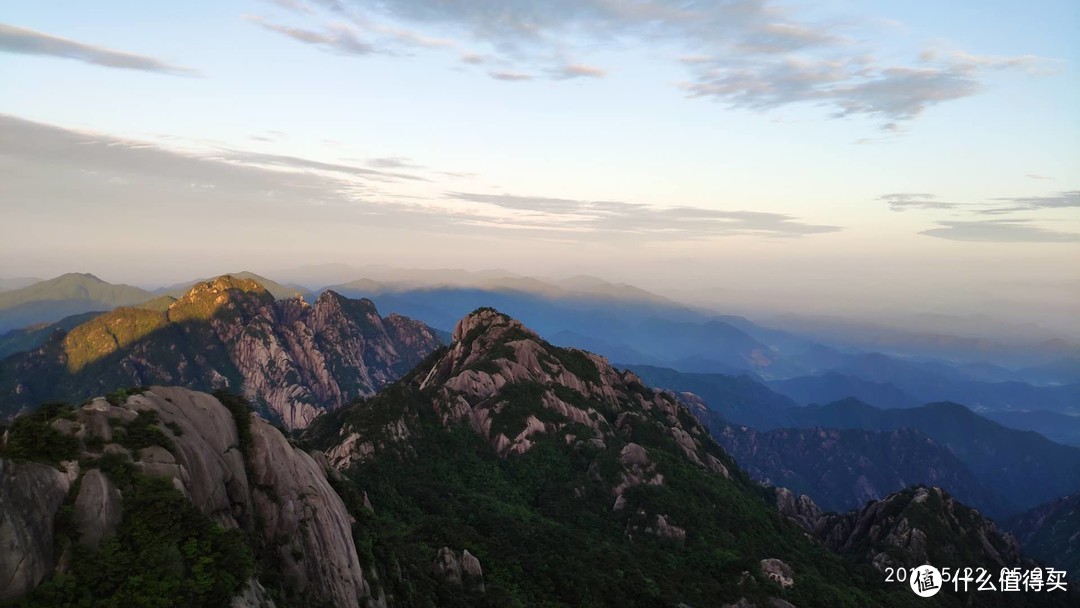 阴影中的群山