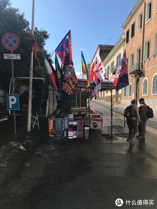 卖货摊，庆祝完了过来吃东西的，或者购买一些小商品，我来的比较早还没有人过来，摊子都没开张，其实应该去另一边，那里准备庆祝！