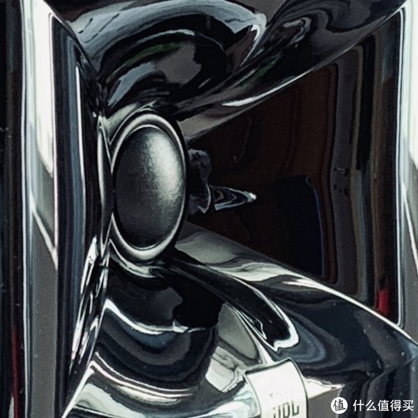 大波导内似乎还藏着四个方向的小波导，声波能横向扩散得很广，皇帝位很宽