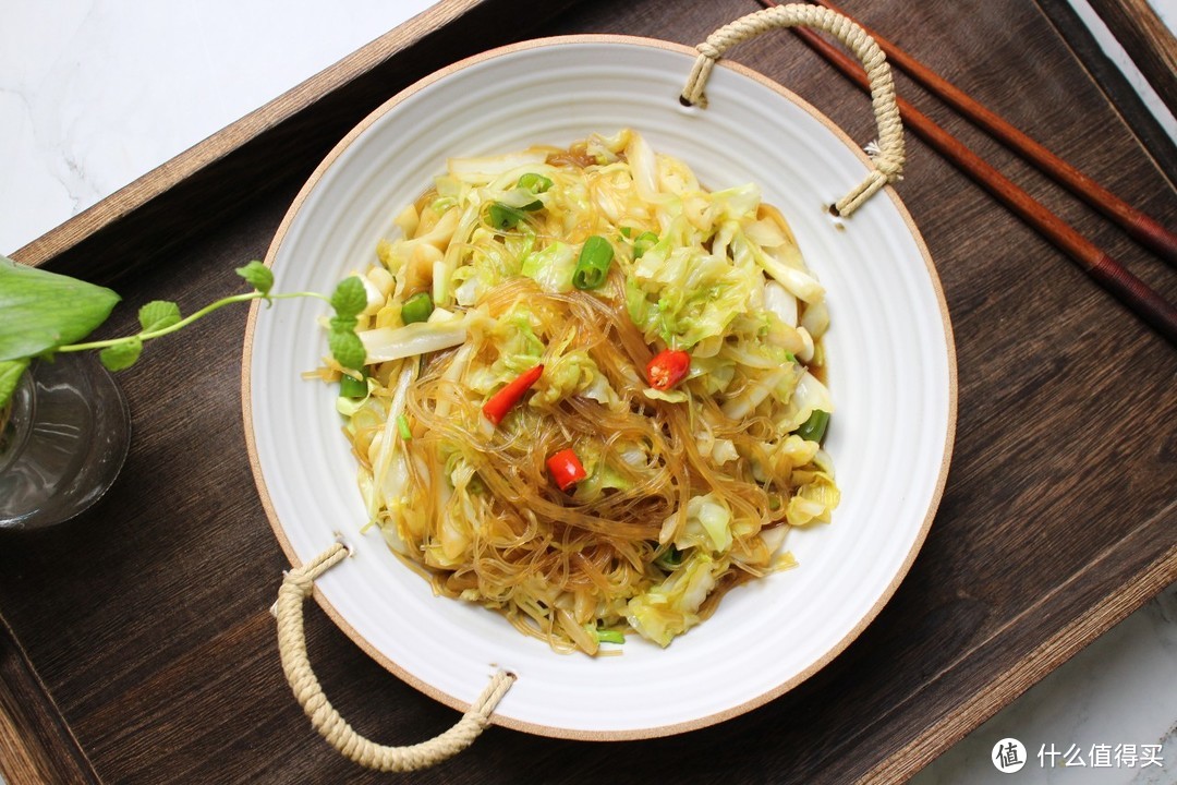 婆婆拿手菜,粉丝炒包菜好吃有诀窍,炒前多加两步,粉丝更入味