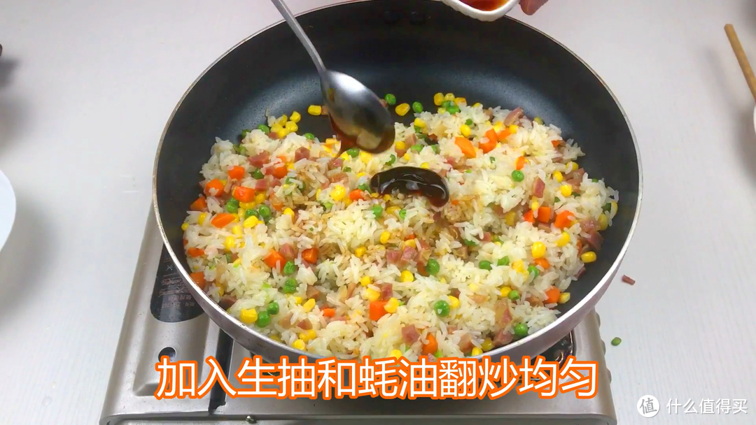 炒饭要好吃用什么米？菠萝虾仁腊肠炒饭，粒粒分明，咸鲜酸甜俱全