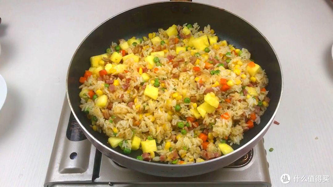 炒饭要好吃用什么米？菠萝虾仁腊肠炒饭，粒粒分明，咸鲜酸甜俱全