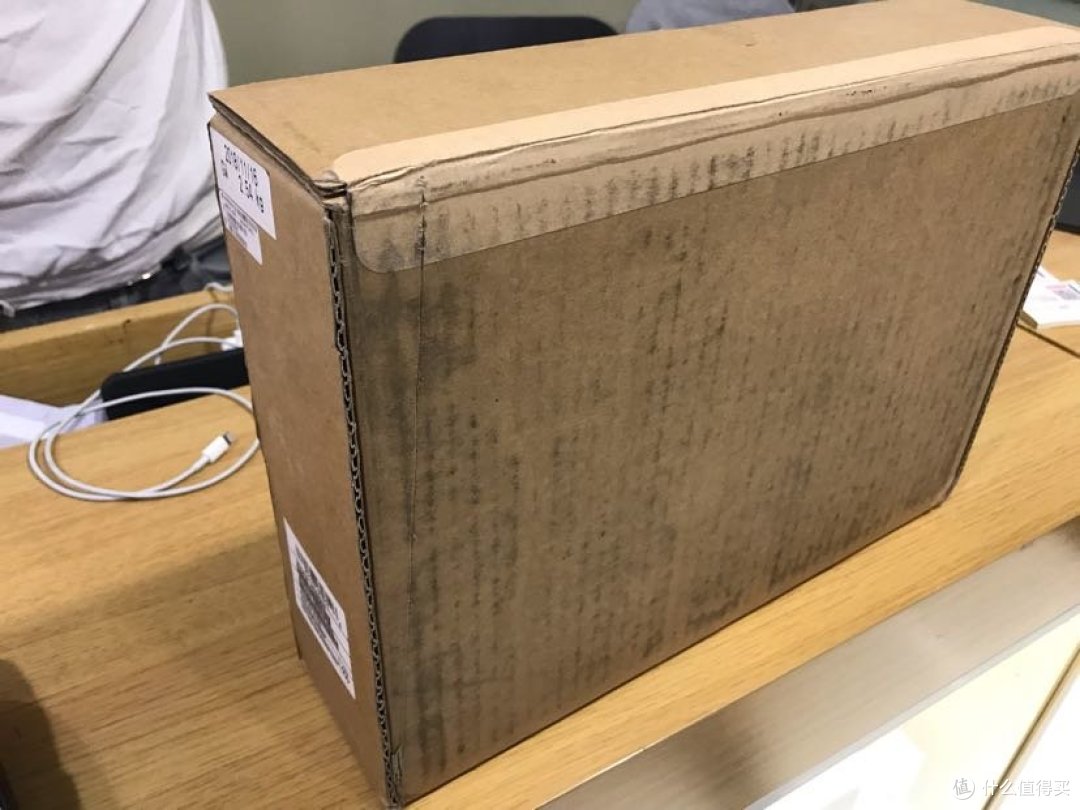 官方牛皮纸箱,看了下没有开封痕迹,序列号也对得上,有点脏