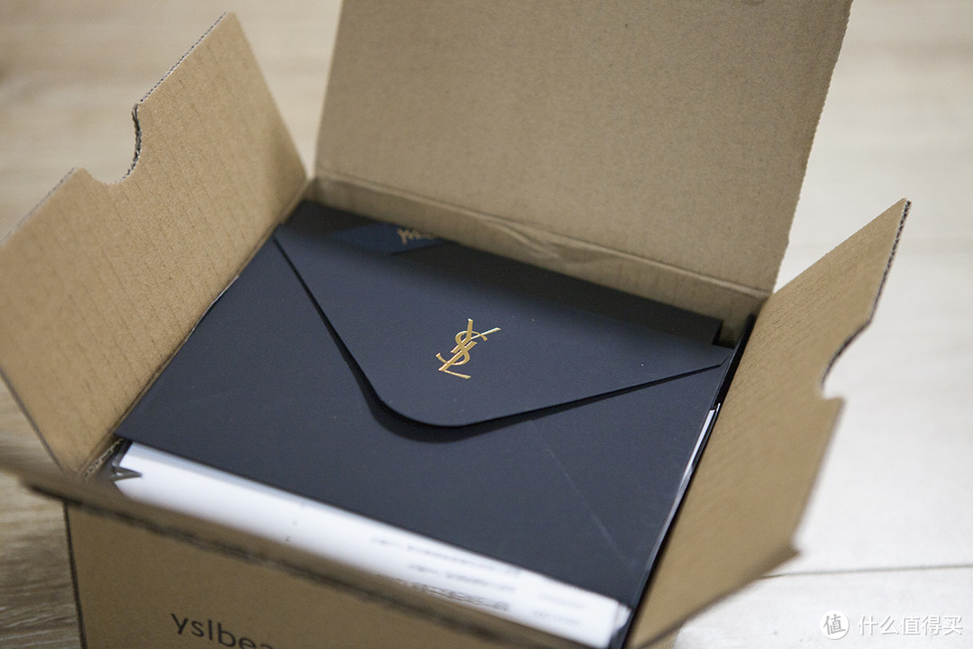 打开箱子，映入眼帘的就是YSL的质感小信封（里面是他们家店铺的二维码）