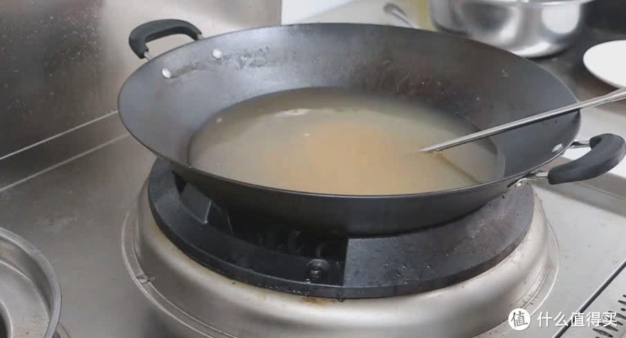 料汤做好后，把螺丝倒进去泡一个小时以上就可以让他充分入味啦！这个泡制不需要加热，凉的就可以啦！
