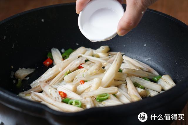 这菜形如筷子，细如手指，炒着吃，素菜也是米饭杀手