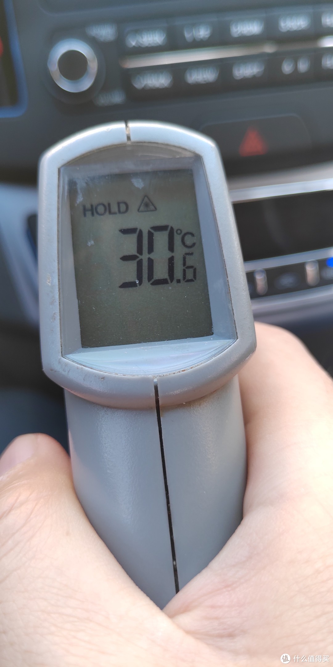 室外温度25度，车内温度如图。