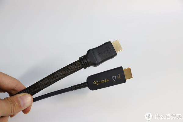 和传统铜缆HDMI线做一下对比，4.6毫米的线径真的非常纤细