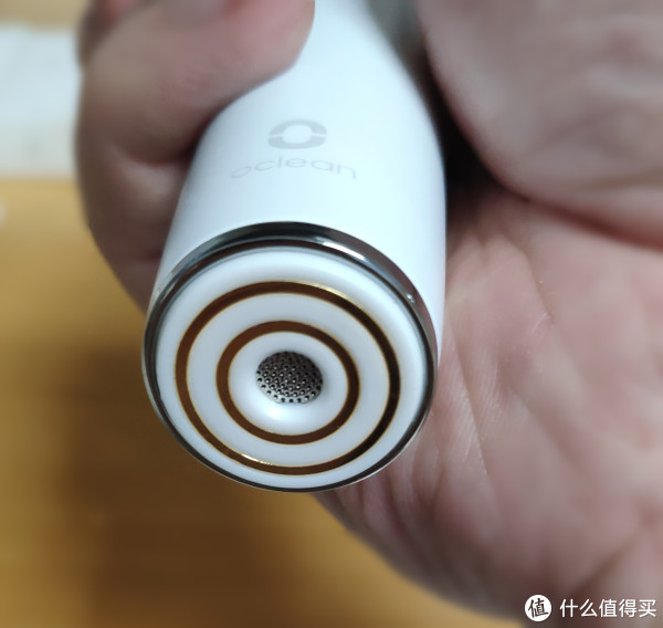 电动牙刷充电口，还带有喇叭