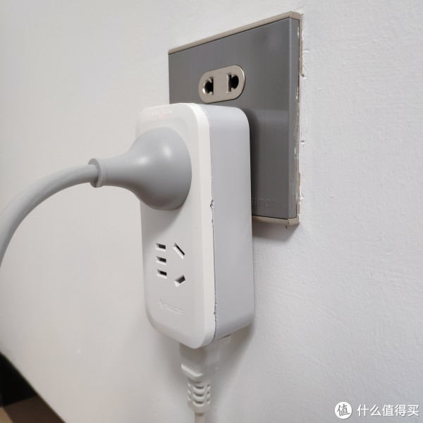 ▲▲ 开始粘合前，先试试每个插孔的通电情况，一切正常。（内部结构简单，做工用料扎实，出问题的几率不大）