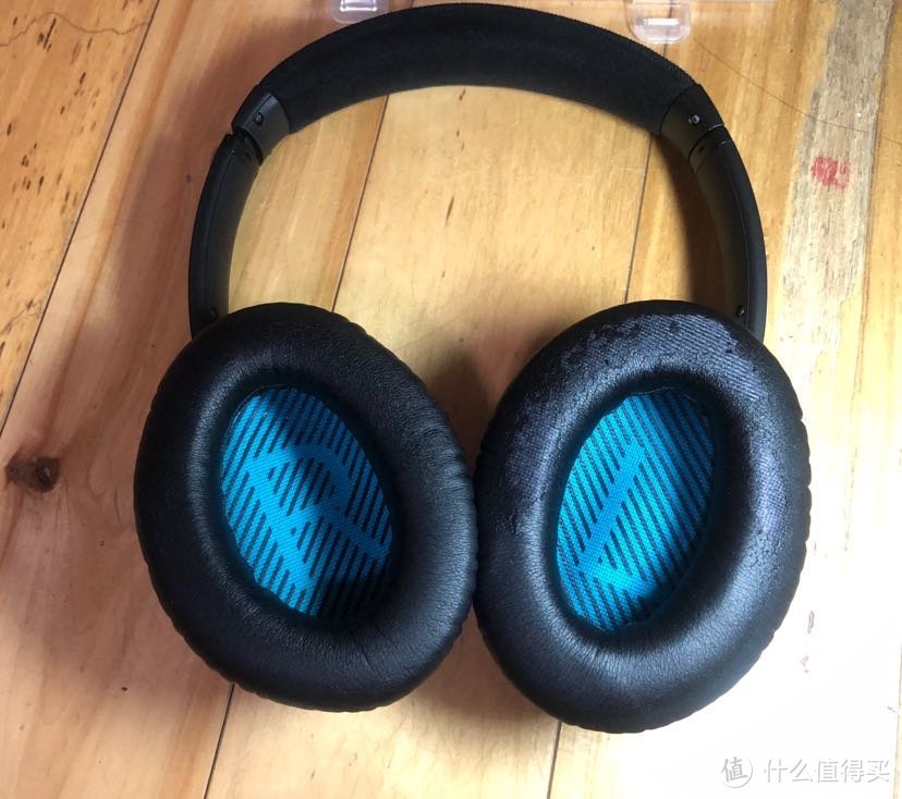 使用了两年的Bose QC25降噪耳机，耳机罩已经破旧不堪