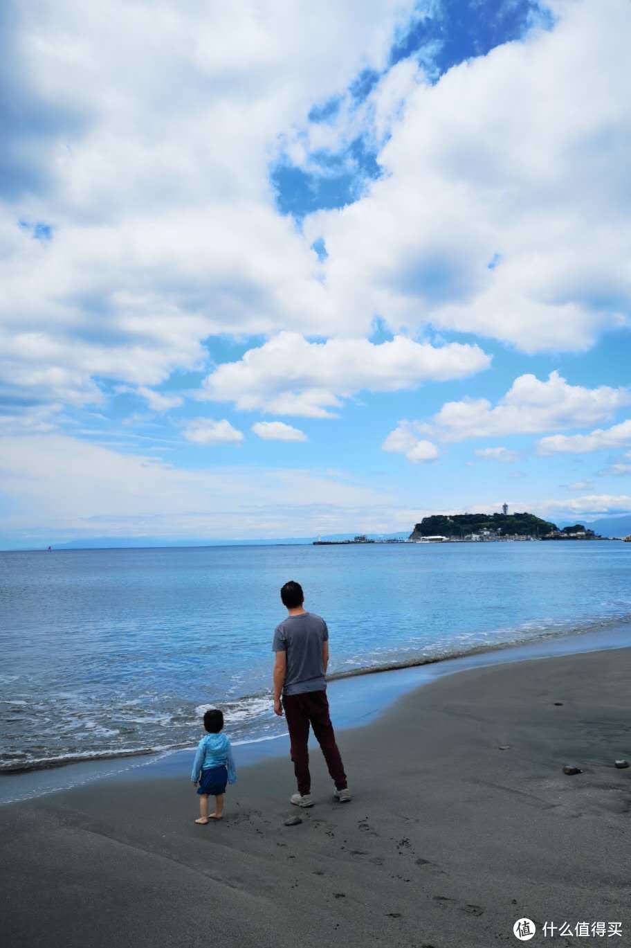 我带着孩子老婆来到车站前的沙滩玩耍，远处就是江之岛，这里真的是摄影极佳的位置。