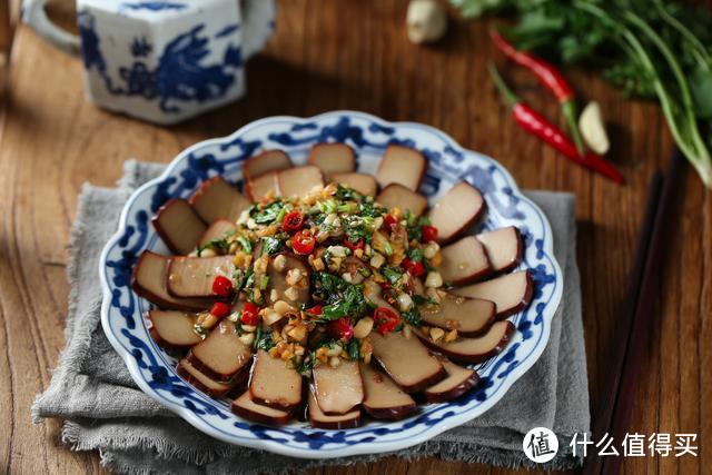 它长得像豆干，营养可比豆干高多了，凉拌着吃，开胃下酒有食欲