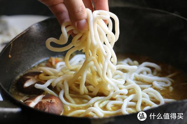 这碗面金灿灿的，味道浓郁香醇，还加了好多海鲜，真的超级美味！