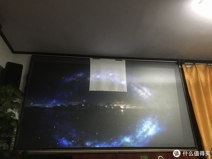投影仪幕布评测：白玻纤 Vs  两款抗光幕布评测（白天 Vs 晚上）