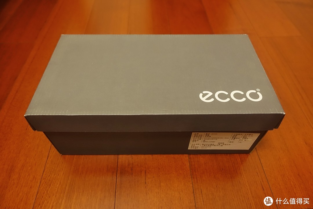 鞋盒颜色和风格维持了ecco一贯的简约风.