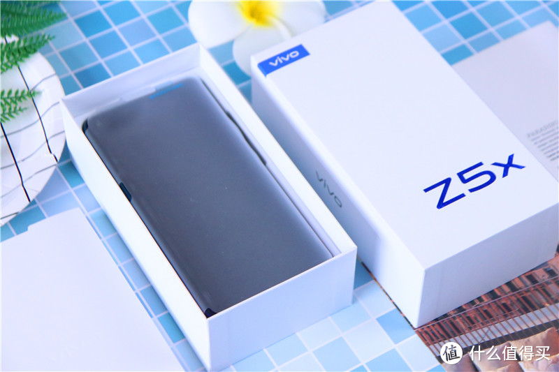 千元机新标杆，长续航，三摄，挖孔屏都有了！vivo Z5x上手体验