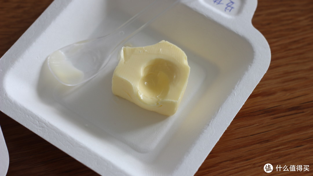 黄油软化的标准是可以轻松用手指按出凹槽