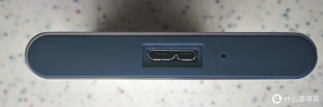 USB3.0接口，硬盘灯在旁边