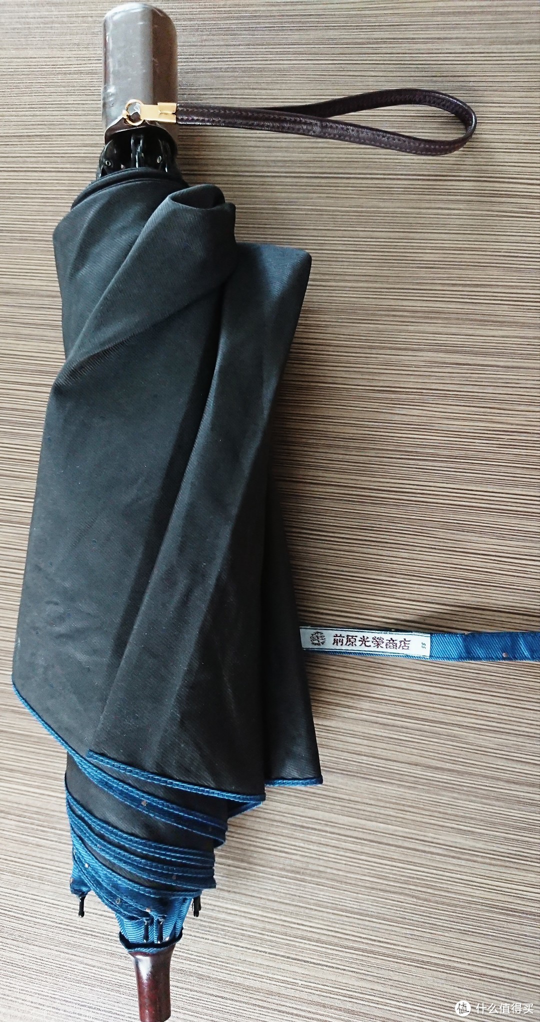 伞面和伞套据说都是用富士山麓某工厂的传统面料手工裁制而成，手感明细比其它量产型伞厚实，不过也带来了一些弊端，具体后面说。