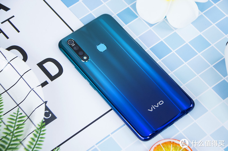 千元机新标杆，长续航，三摄，挖孔屏都有了！vivo Z5x上手体验