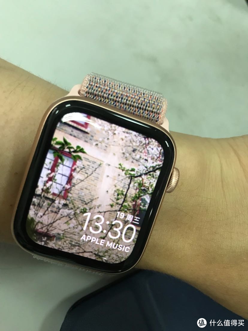 金刚芭比上线，粉砂色apple watch s4并夕夕下车体验