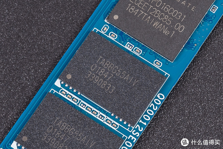 希捷FireCuda 510 SSD正面的闪存颗粒▲