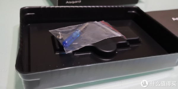 附赠固定用螺丝一枚，迷你螺丝刀一个
