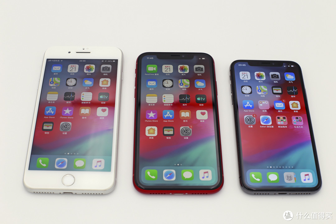 从左至右分别是iPhone 8P、iPhone XR、iPhone X