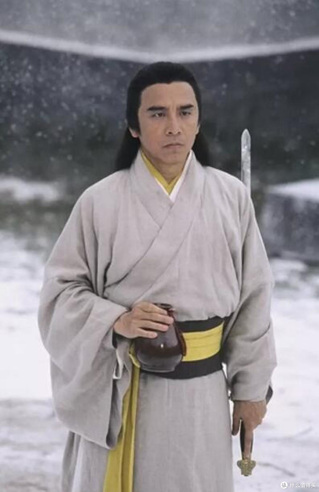 东邪黄药师(姜大卫 饰)一人独饮,挥酒淋剑,一场腥风血雨似在这刀光