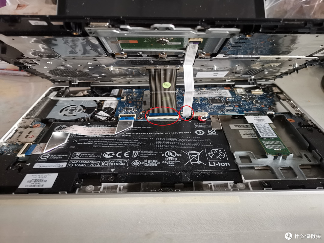 拔掉键盘接口上半部分主板风扇等,下半部分电池,硬盘,就是没找到内存