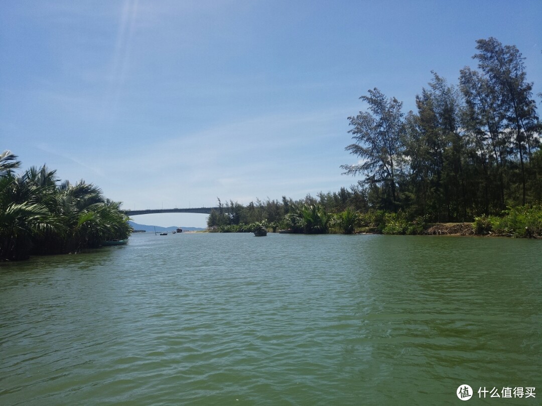 河两边的风景很美