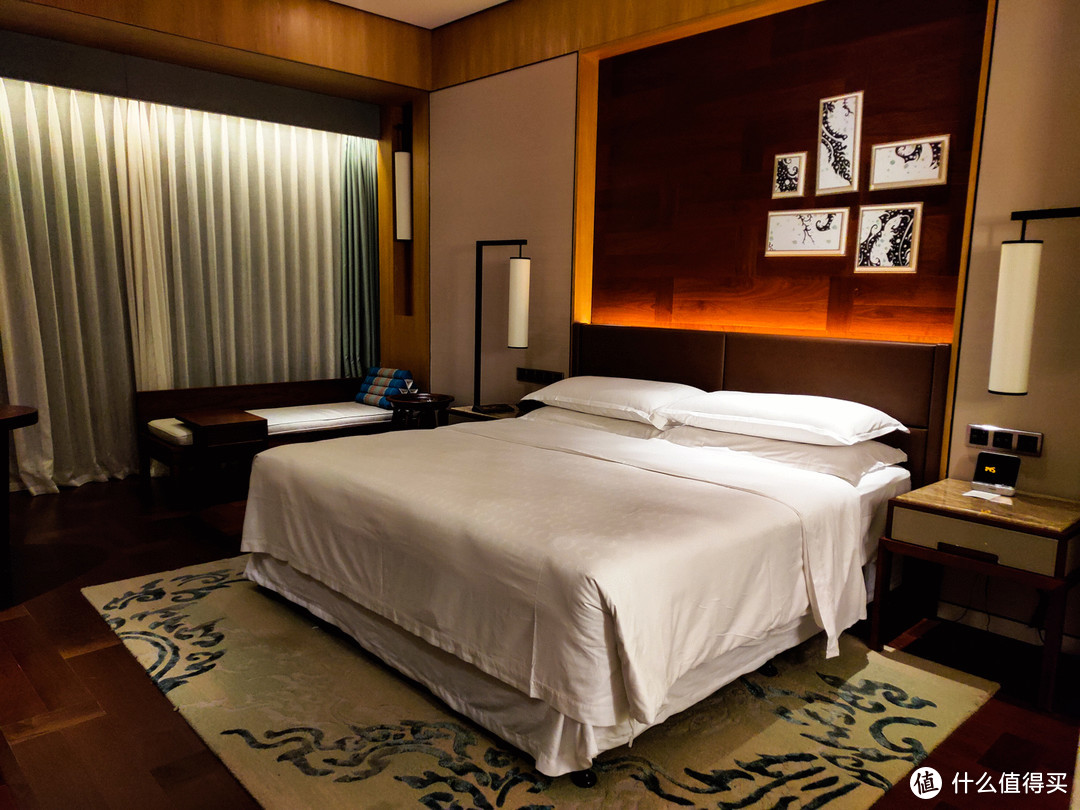 这家希尔顿的房间比较宽敞，大床房含双早加税¥537一晚，性价比高