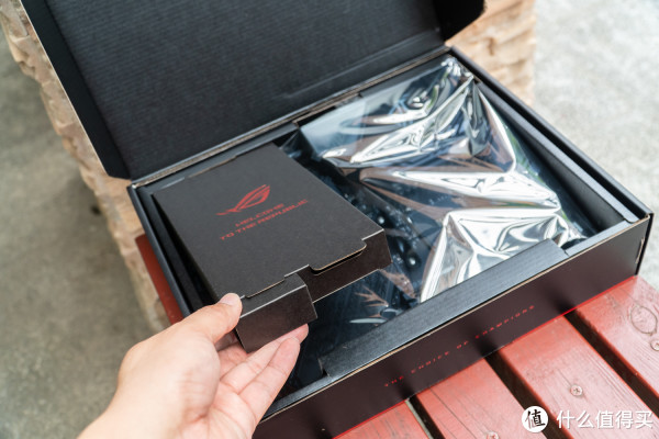 “稳定纸盒”设计比较巧妙，可以稳定主板也有一定的置物空间