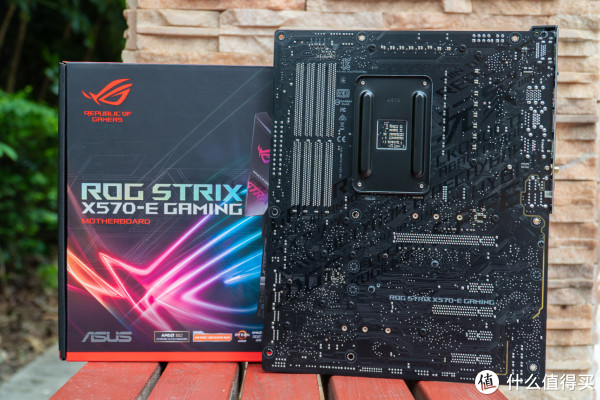 Stirx X570-E GAMING背面