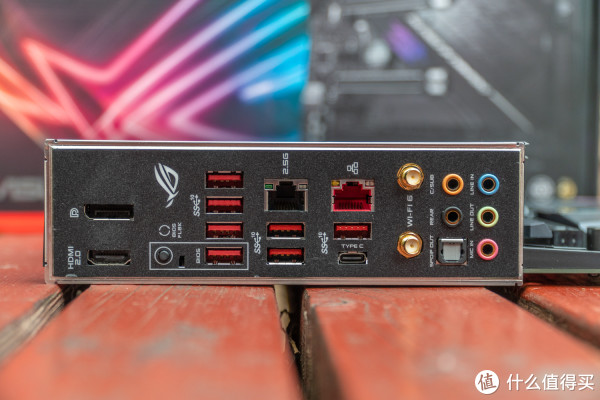 Stirx X570-E GAMING采用一体化IO面板设计。全部为USB 3.2接口，其中两个Gen1 （相当于USB 3.0），8个Gen2 （相当于USB3.1 Gen2）并且支持Gen2x2（相当于双通道）。除此之外还有一个DP1.4接口，一个HDMI 2.0接口等。并且支持不开机刷BIOS的操作以及WI-FI6。
