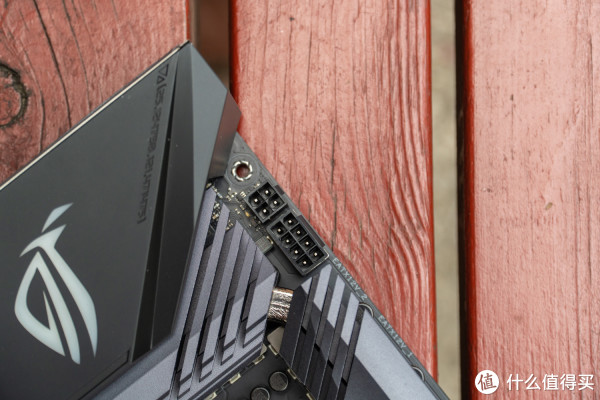Stirx X570-E GAMING采用4+8PIN的CPU供电接口