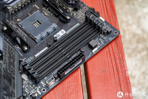 Strix X570 Gaming有4根内存插槽，在第三代锐龙上甚至能达到4400MHz的频率