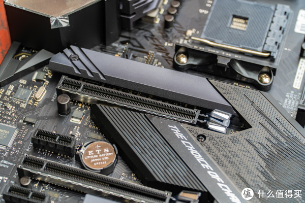 X570-E在PCIe方面做了加强，有金属包裹第一条可以提供X16的PCIe 3.0 或 PCIe 4.0。在第一条PCIe接口的上方则是第一条M.2接口，有散热片的设计。