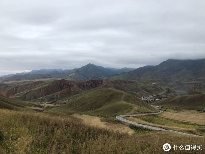 山包下面就是县城